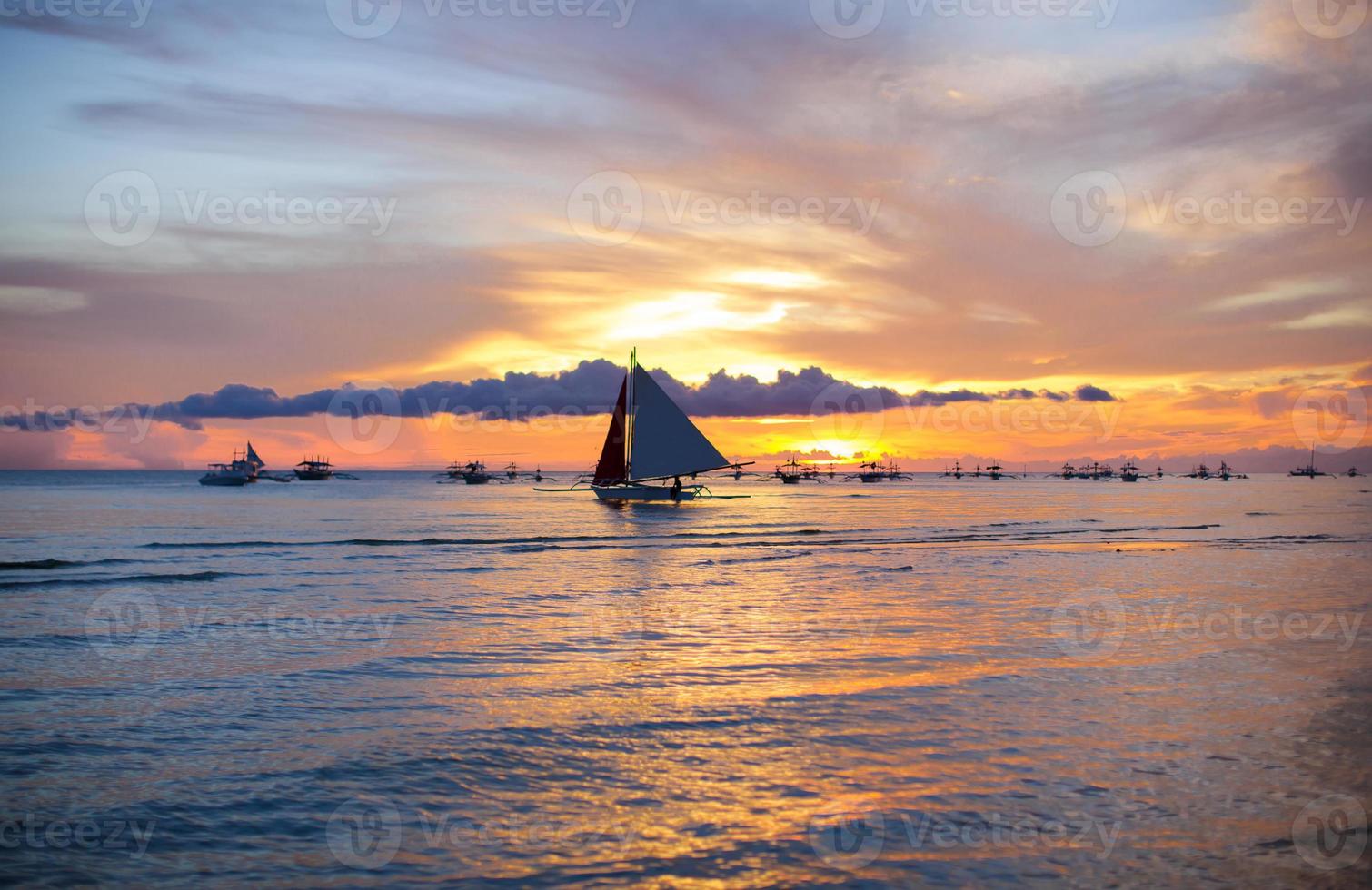 andare in barca barca a bellissimo colorato tramonto foto