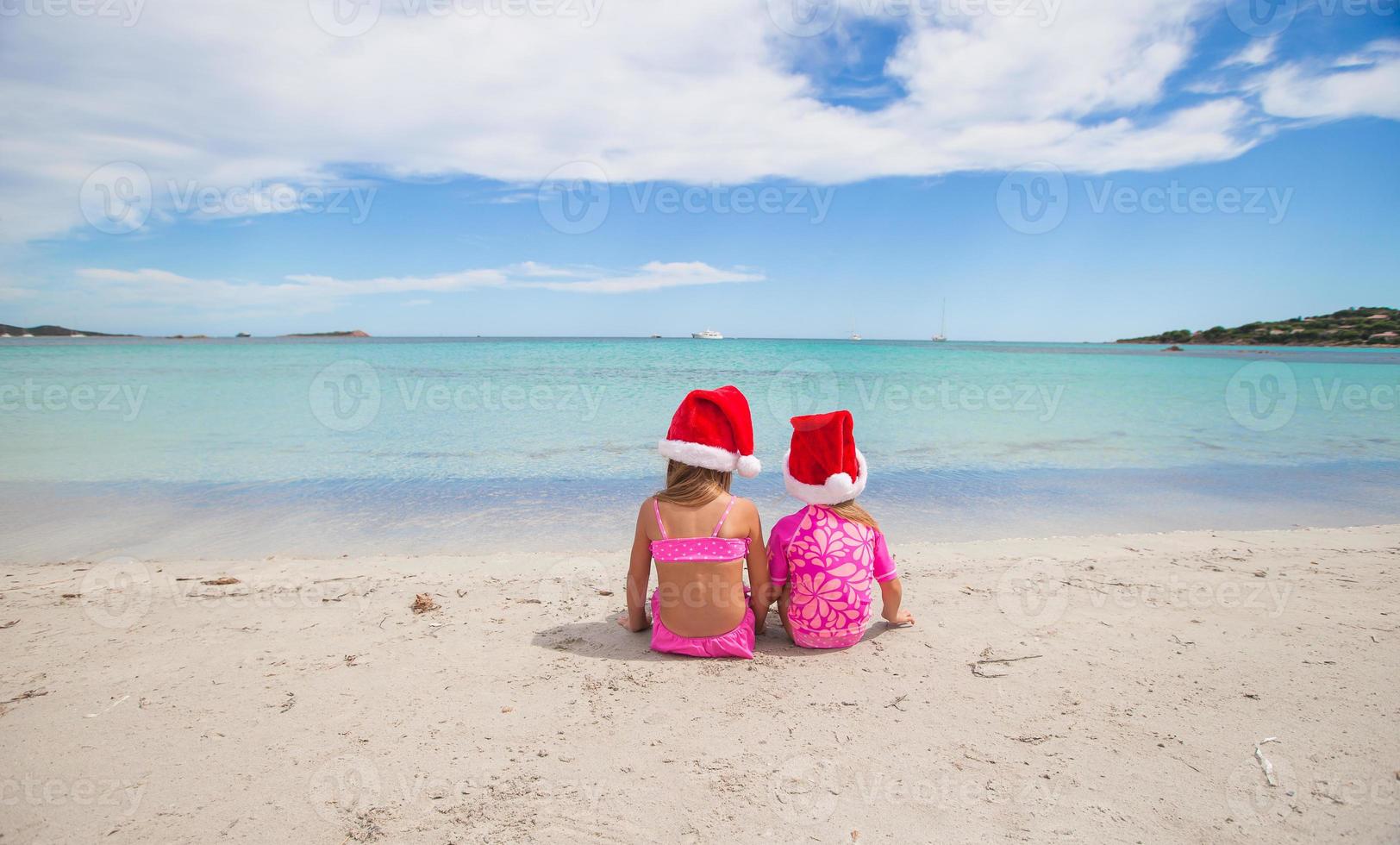 poco carino ragazze nel Santa cappelli avendo divertimento su esotico spiaggia foto