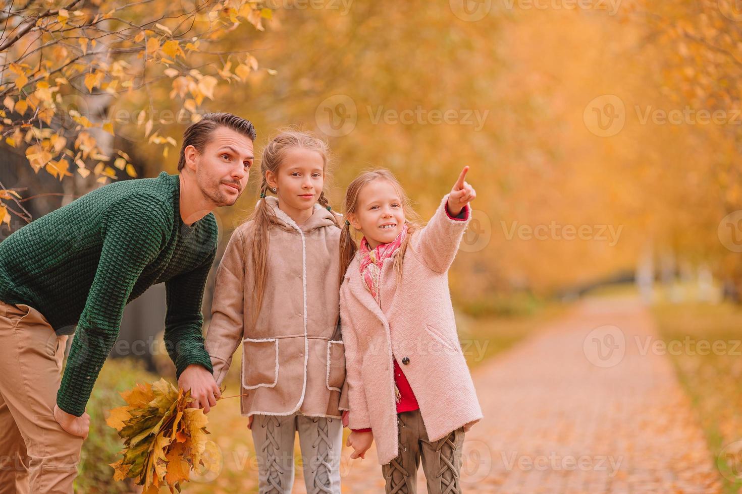 famiglia di papà e bambini su bellissimo autunno giorno nel il parco foto