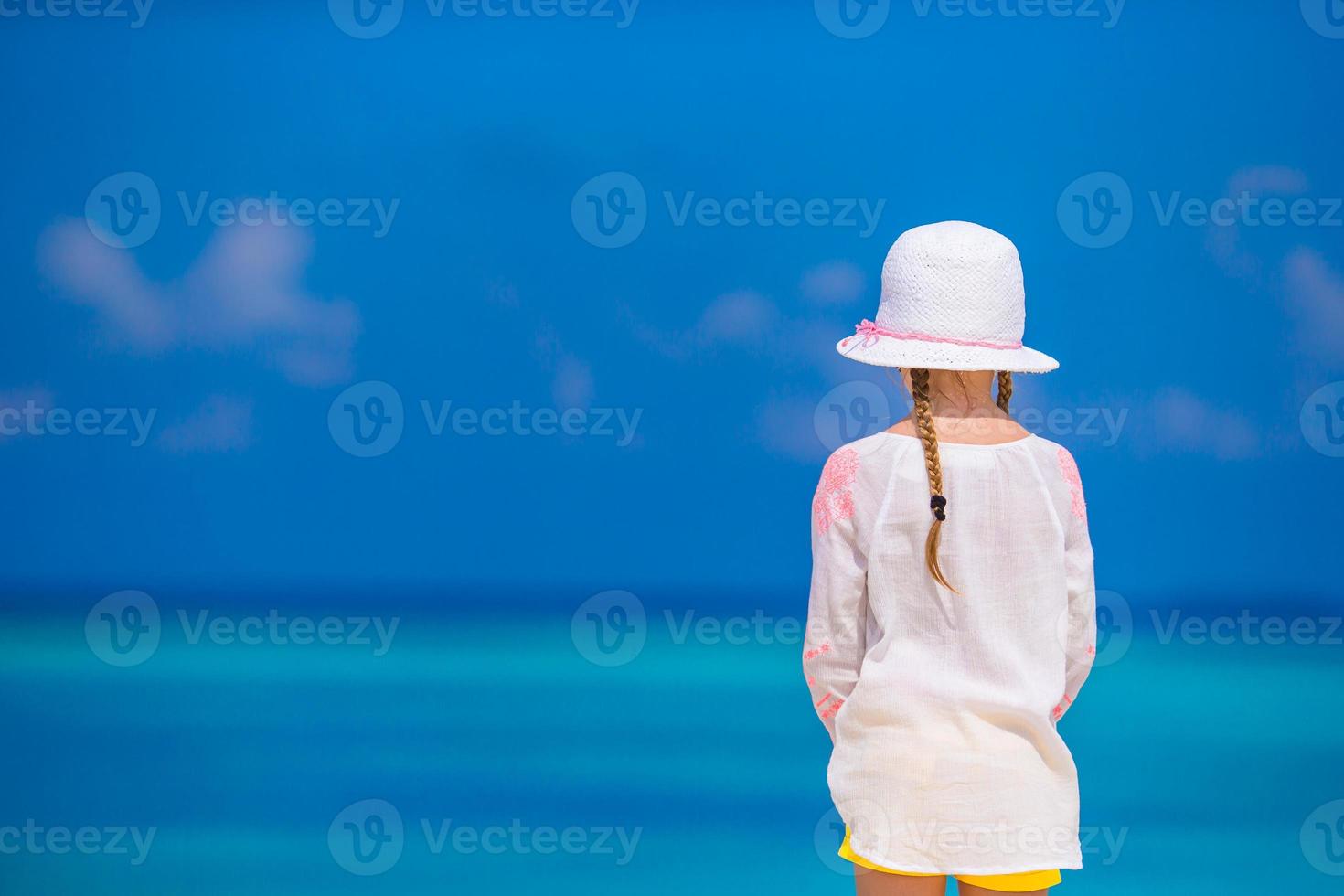 adorabile bambina in spiaggia durante le vacanze estive foto