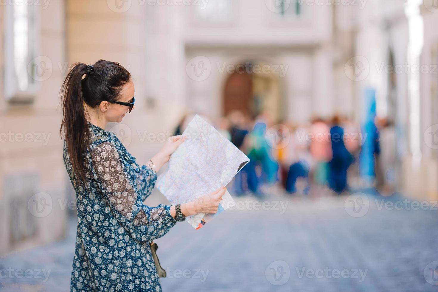 giovane donna con un' città carta geografica nel città. viaggio turista ragazza con carta geografica nel vienna all'aperto durante vacanze nel Europa. foto