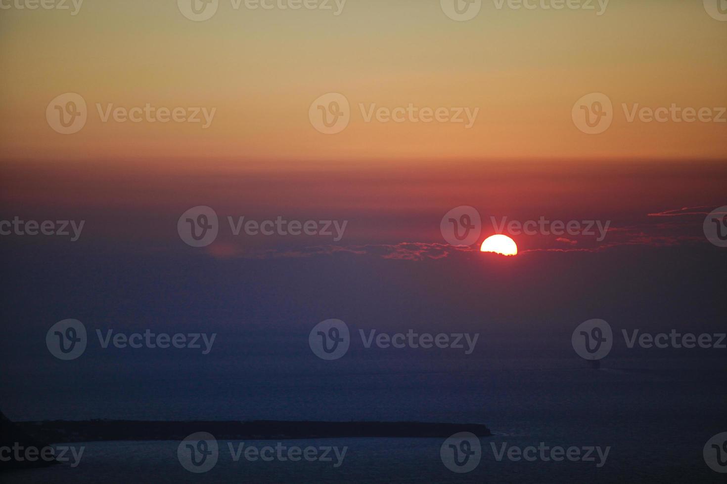 famoso tramonto sopra caldera Visualizza al di sopra di mare nel santorini isola foto