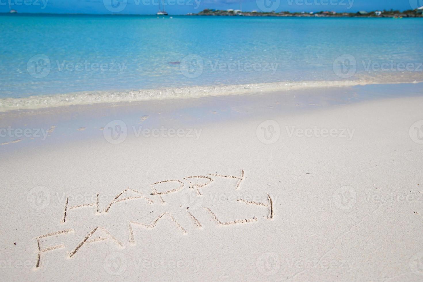 contento famiglia scritto su tropicale spiaggia bianca sabbia foto