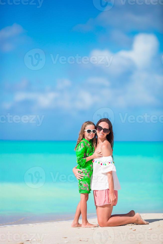 madre e poco ragazza insieme su il spiaggia foto