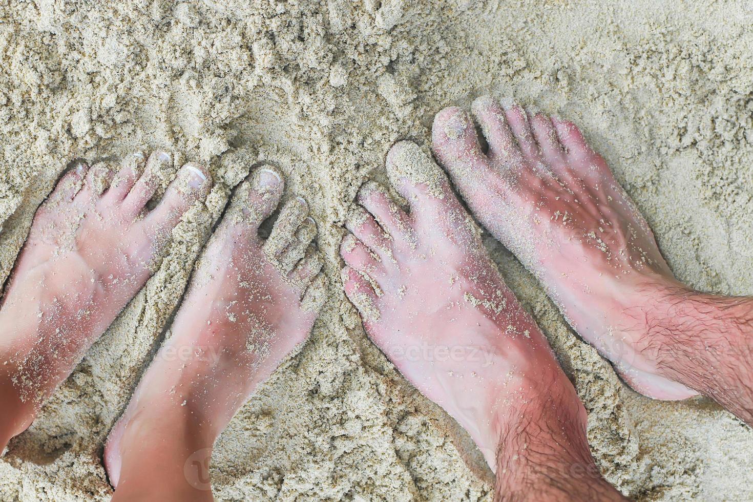 avvicinamento piedi di un' giovane coppia su bianca sabbia spiaggia foto