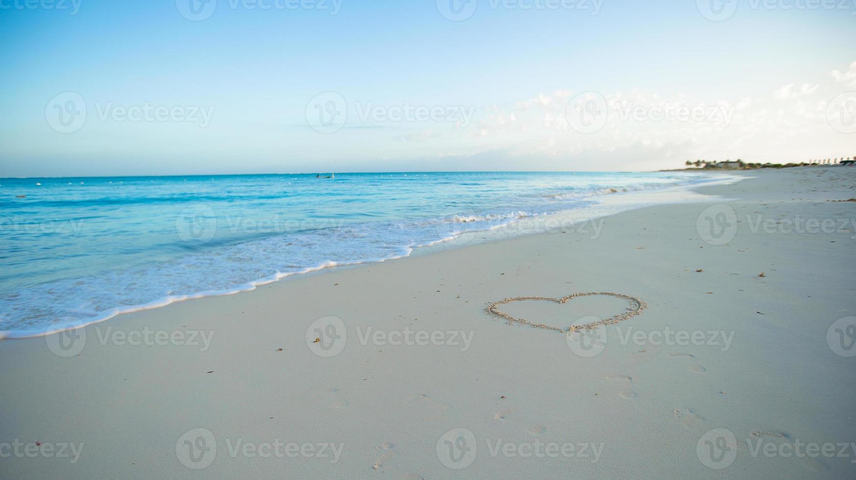 cuore dipinto nel bianca sabbia su un' tropicale spiaggia foto