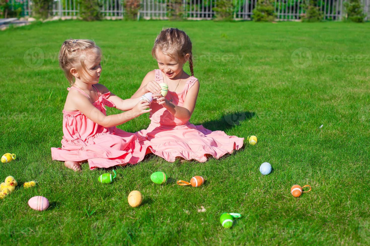 Due adorabile poco sorelle giocando con Pasqua uova foto