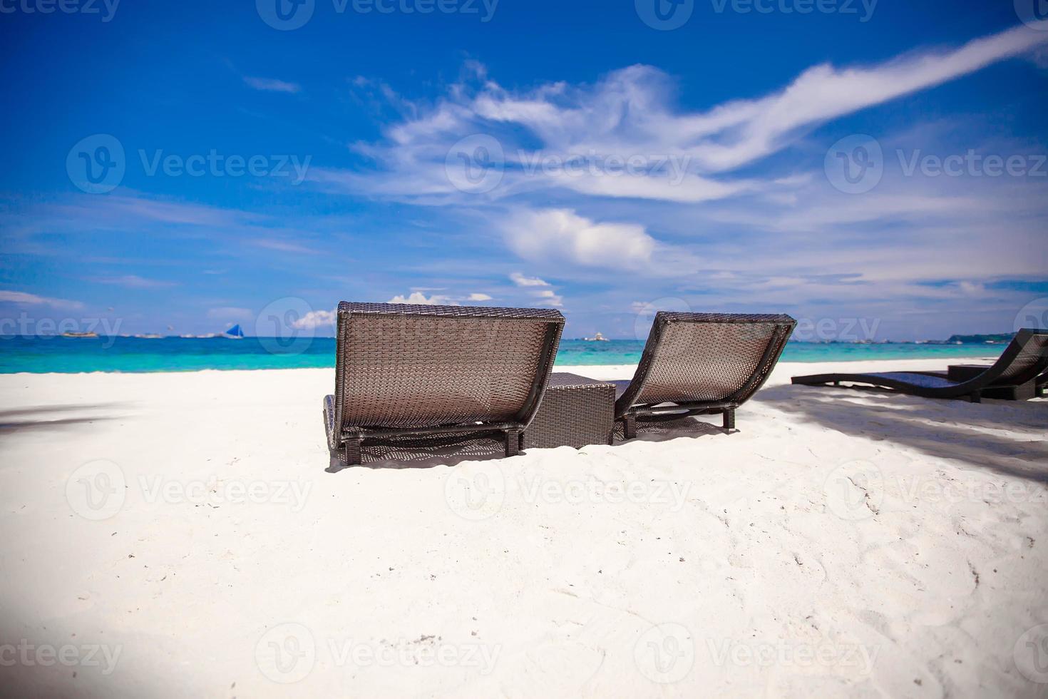 spiaggia di legno sedie per vacanze e rilassare su tropicale bianca sabbia plage foto