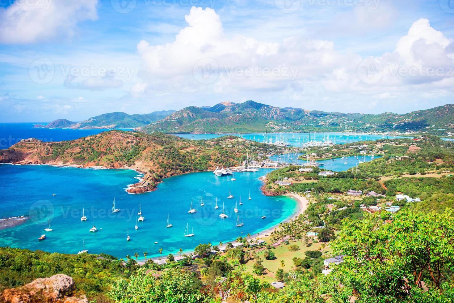 Visualizza di inglese porto a partire dal Shirley altezza, antigua, Paradiso baia a tropicale isola nel il caraibico mare foto