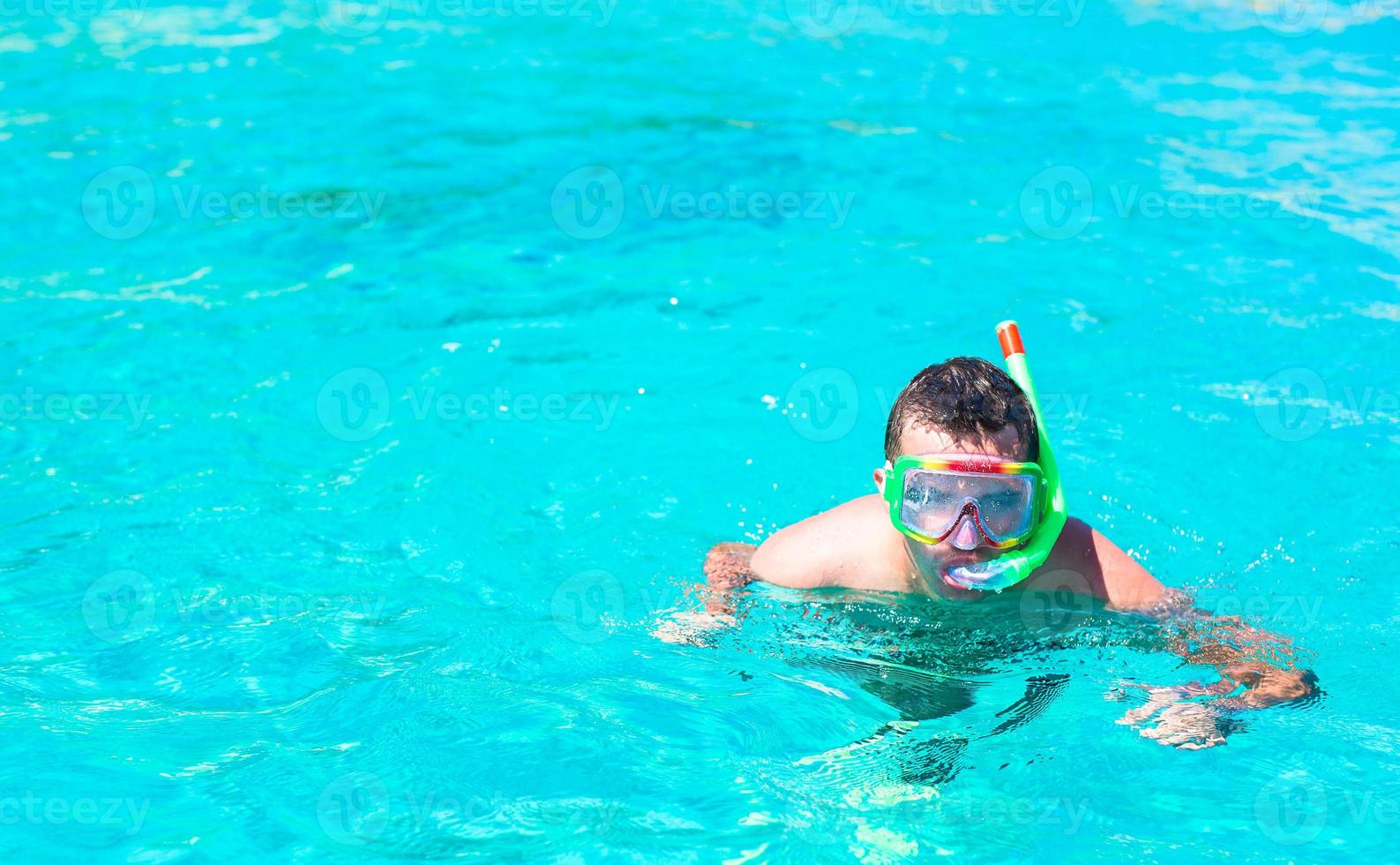 giovane uomo lo snorkeling nel chiaro tropicale turchese acque foto