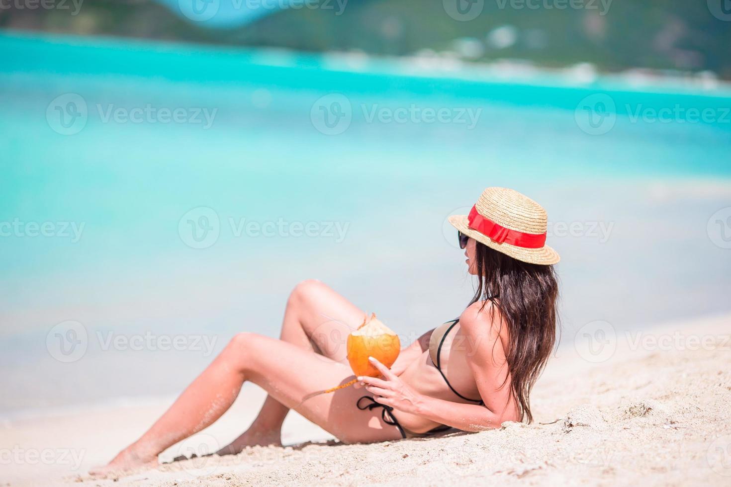 contento spiaggia vacanza donna godendo il sole nel bikini prendere il sole di Perfetto turchese oceano. sexy sottile giovane adulto su tropicale viaggio vacanze o dieta concetto. foto