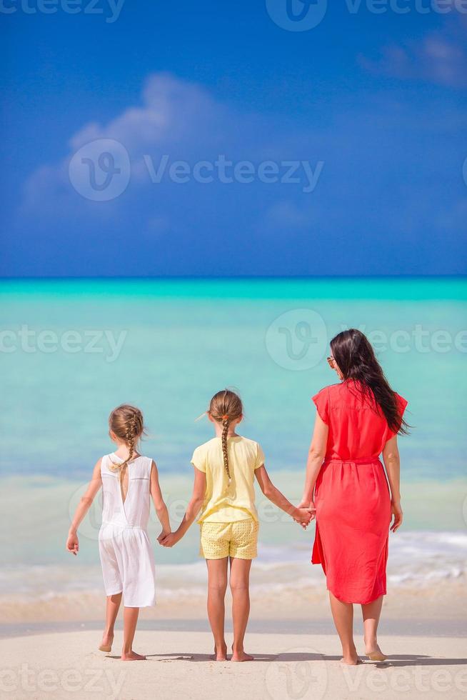 bellissimo madre e sua adorabile poco bambini a spiaggia foto