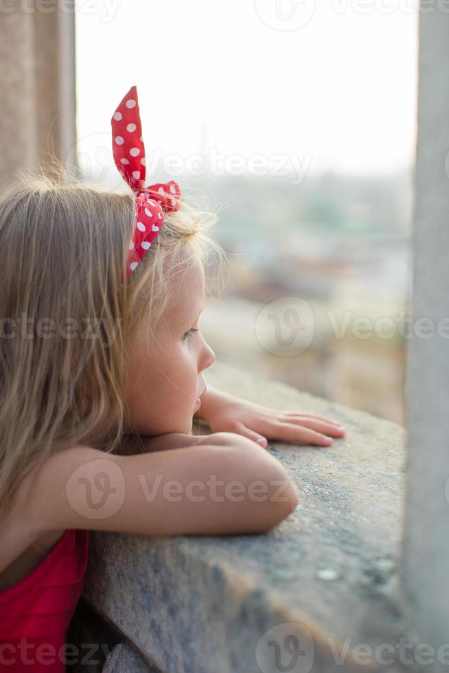 adorabile poco ragazza su il tetto di duomo, Milano, Italia foto