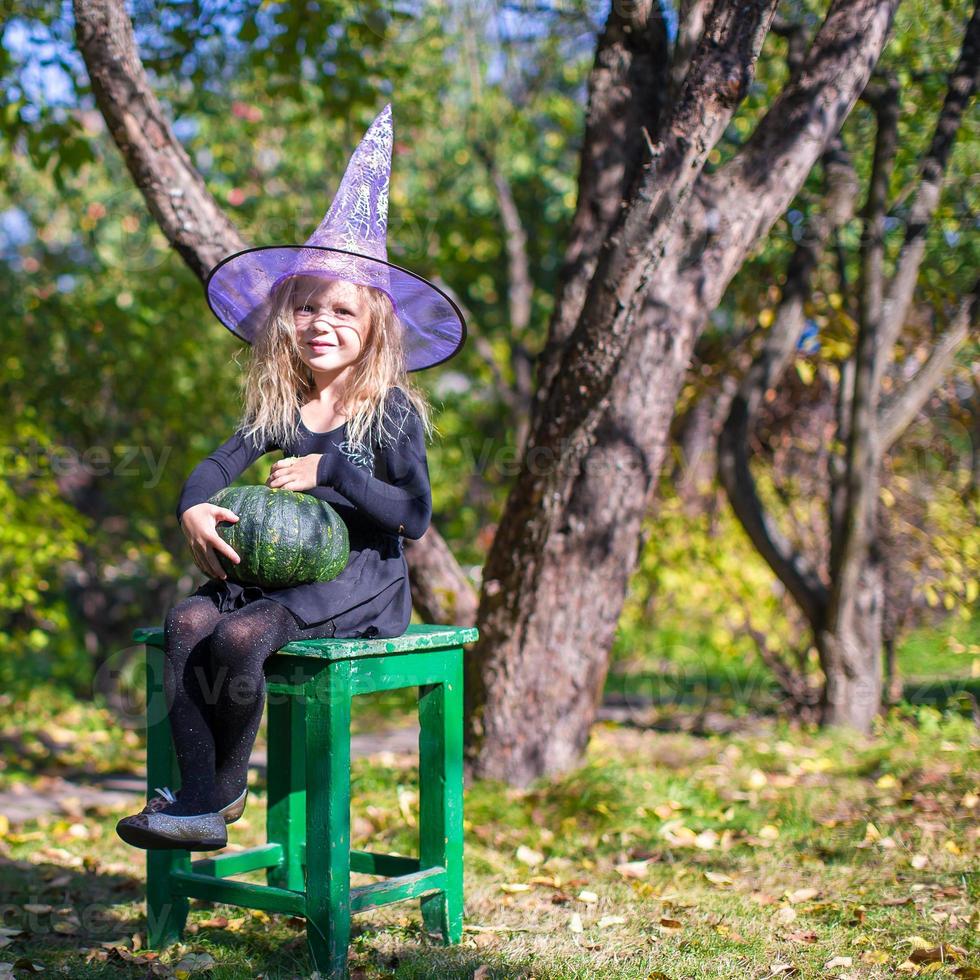 adorabile poco ragazza nel strega costume su Halloween foto