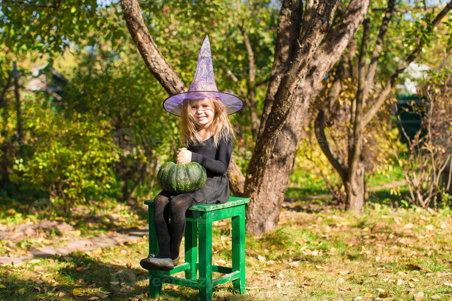 adorabile poco ragazza nel Halloween quale costume avere divertimento all'aperto foto