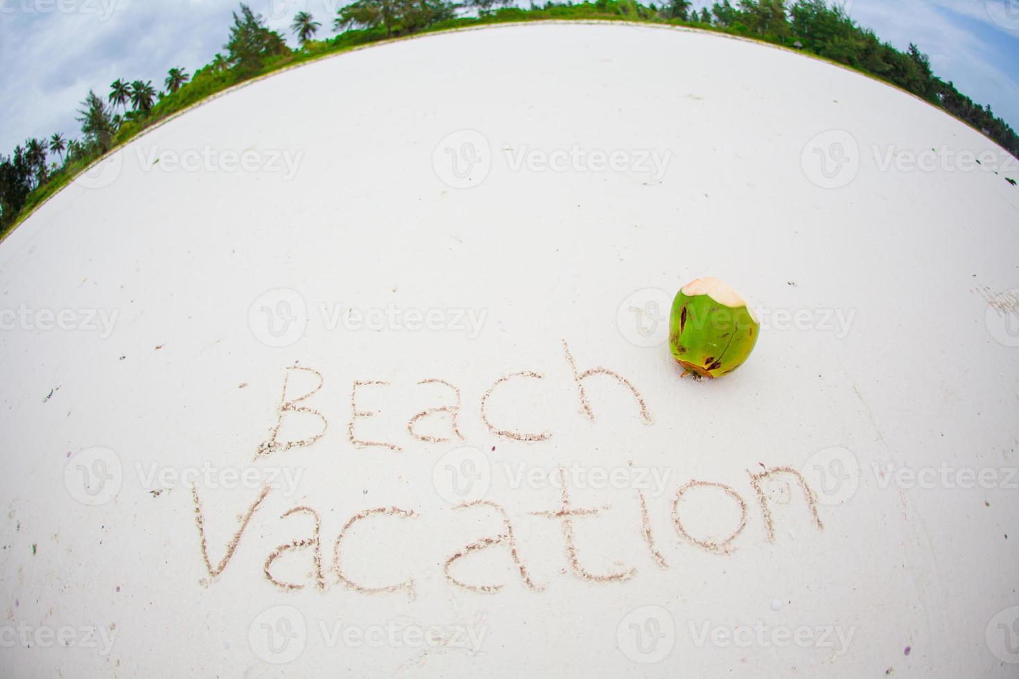 vacanze estate concetto. il parola spiaggia vacanza scritto su il sabbia foto