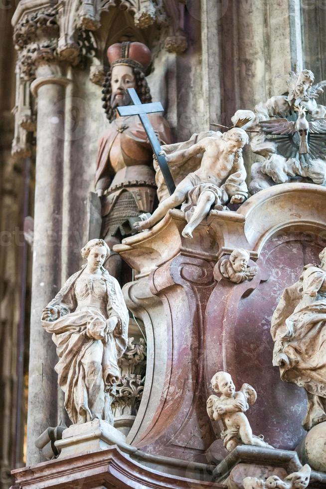 elementi di un interno interno il romano cattolico parrocchia nel il stile di il Chiesa di st. Peter nel vienna nel Austria. foto