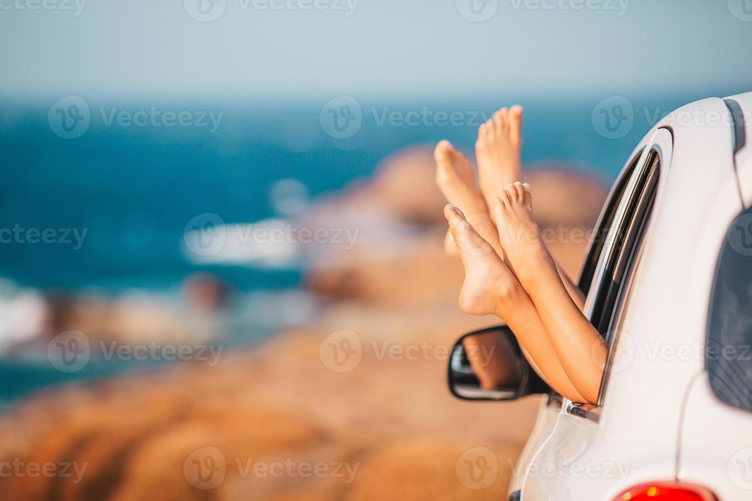 avvicinamento di poco ragazza piedi mostrando a partire dal auto finestra foto