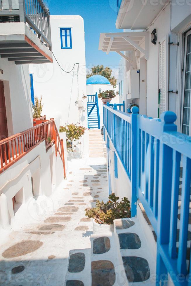 il stretto strade di il isola con blu balconi, le scale e fiori nel Grecia. foto