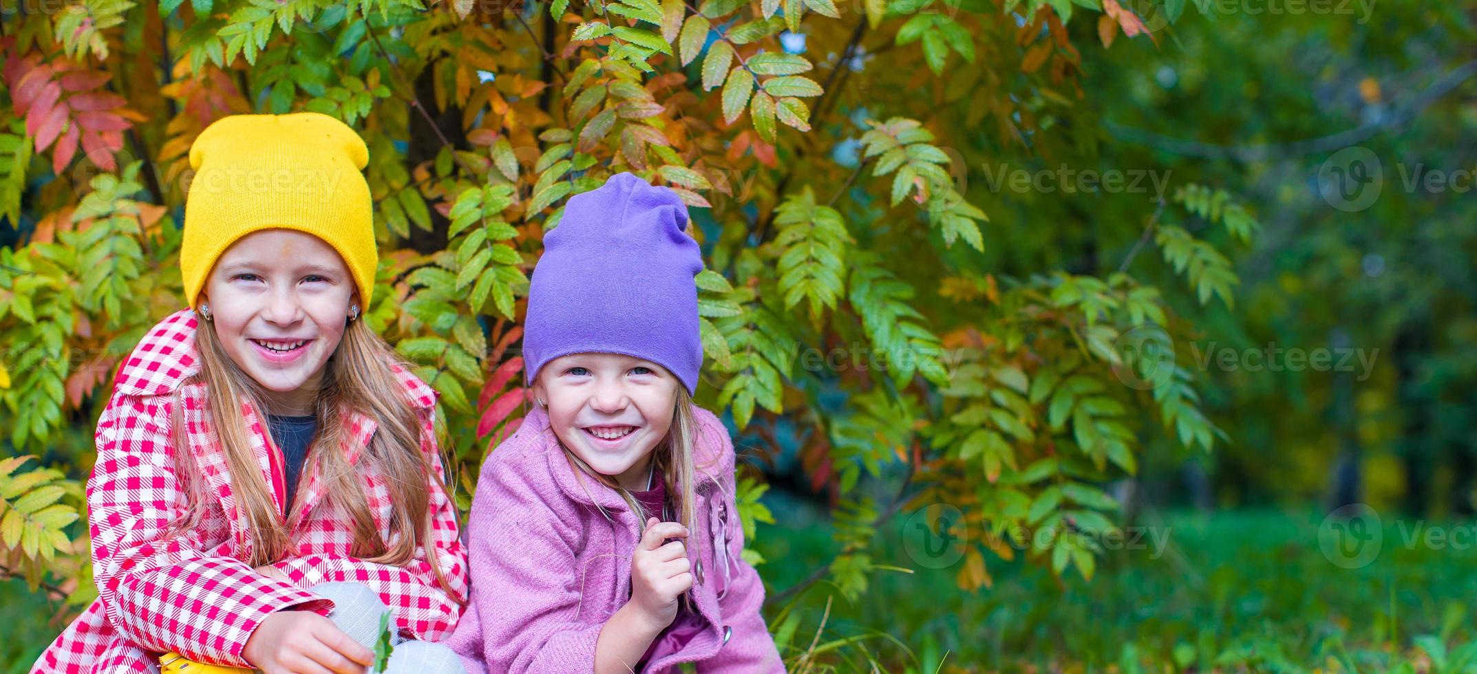 adorabile poco ragazze a bellissimo autunno giorno all'aperto foto