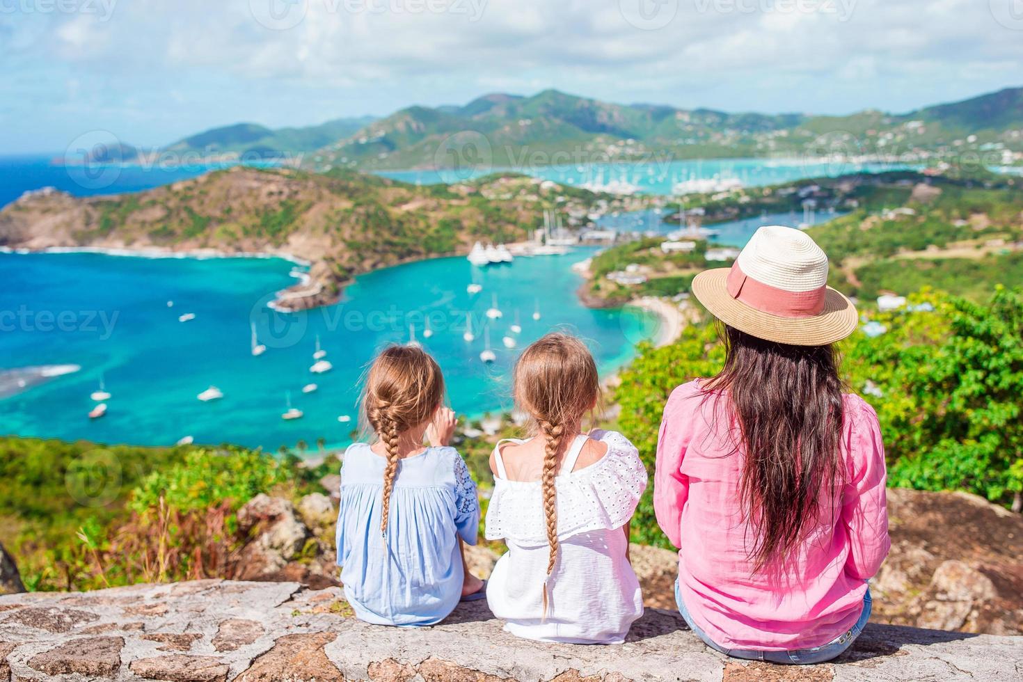 famiglia vacanza. Visualizza di inglese porto a partire dal Shirley altezza, antigua, Paradiso baia a tropicale isola nel il caraibico mare foto