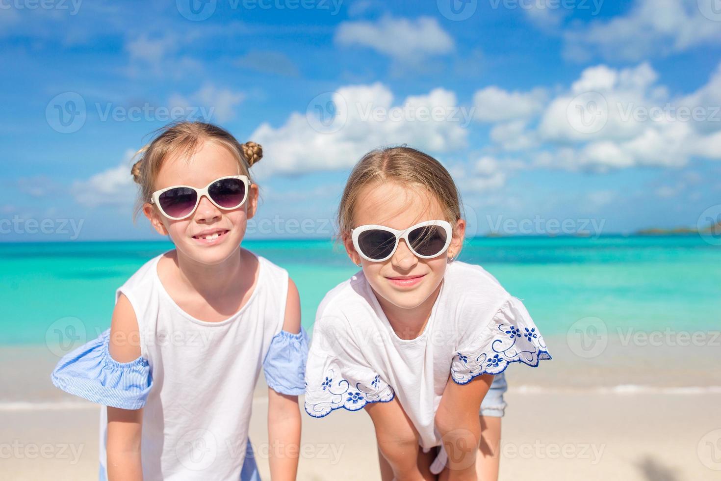 ritratto di Due bellissimo bambini guardare a telecamera sfondo di bellissimo natura di blu cielo e turchese mare foto