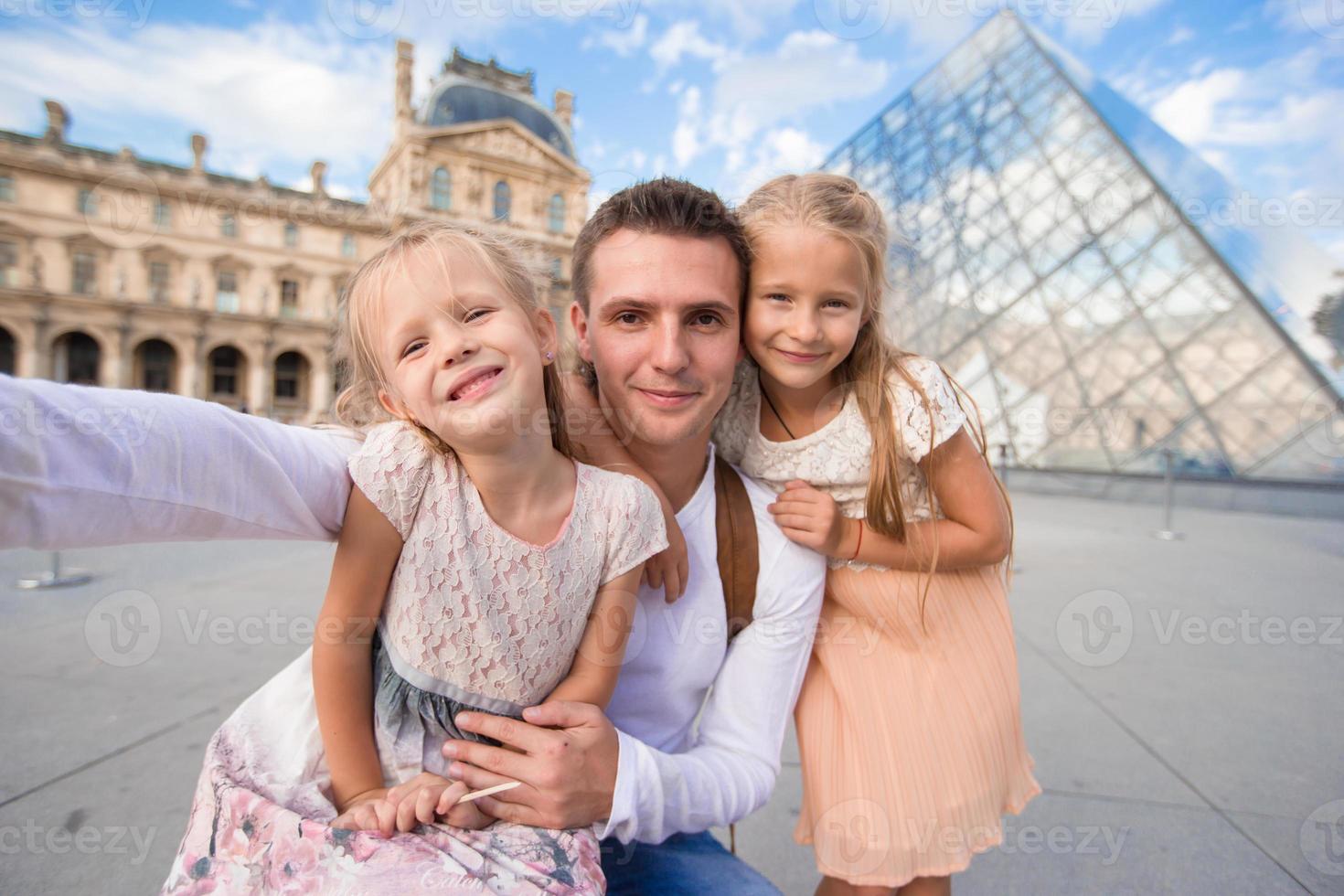 contento famiglia con Due bambini fabbricazione autoscatto nel Parigi foto