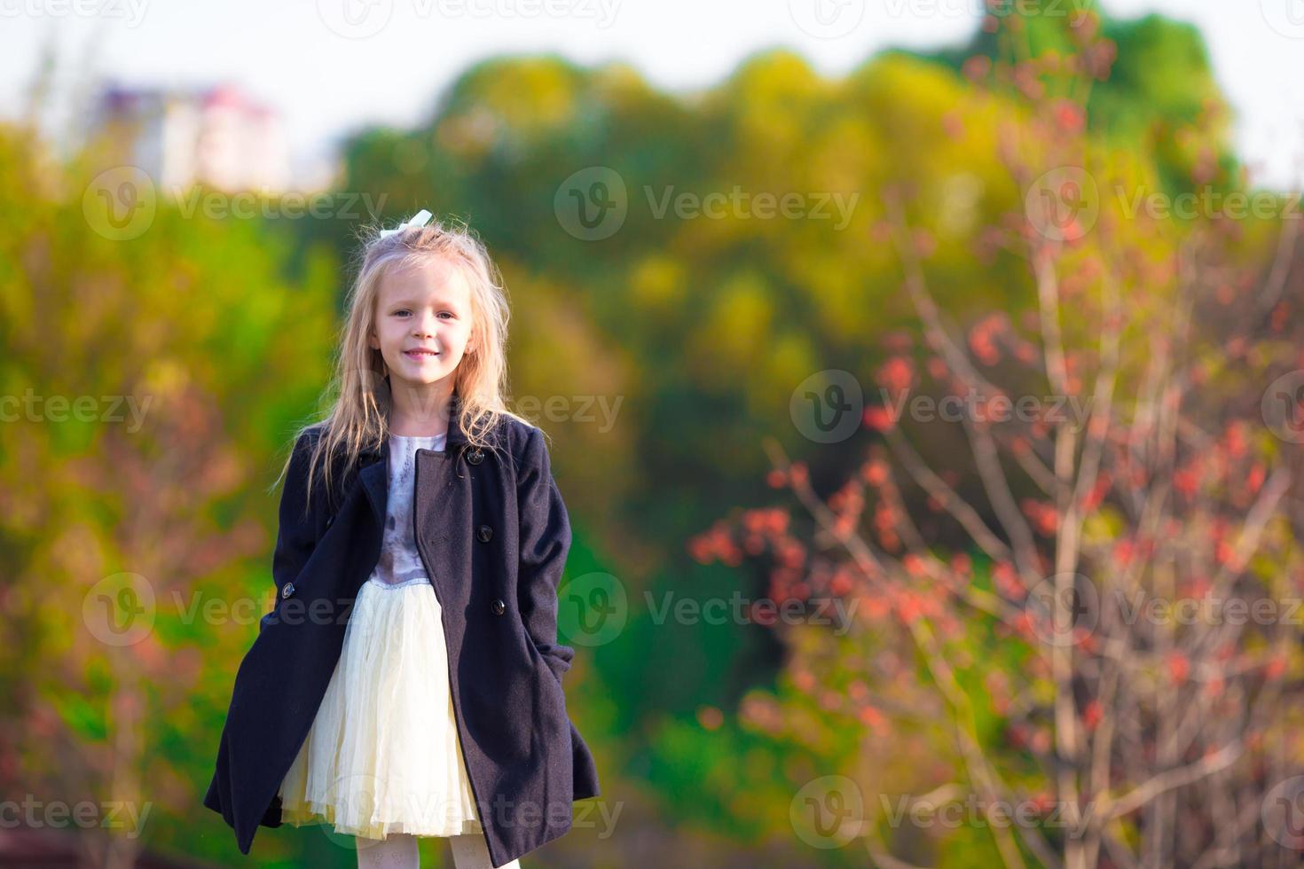 adorabile bambina all'aperto alla bella giornata d'autunno foto