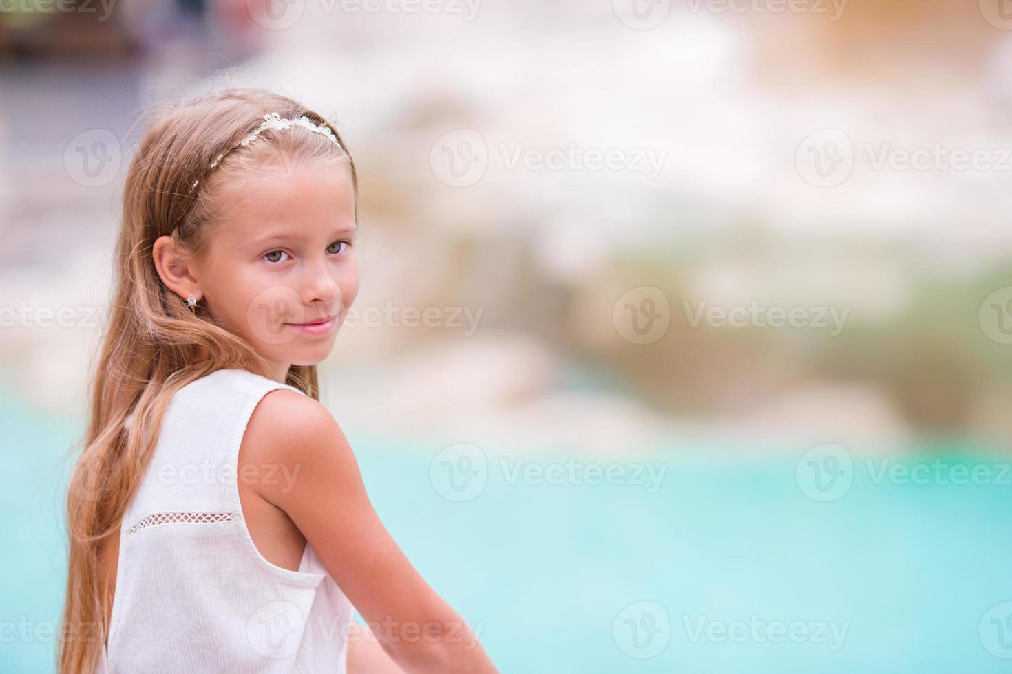 adorabile poco ragazza sfondo trevi Fontana, Roma, Italia. contento toodler ragazzo godere italiano vacanza vacanza nel Europa. foto