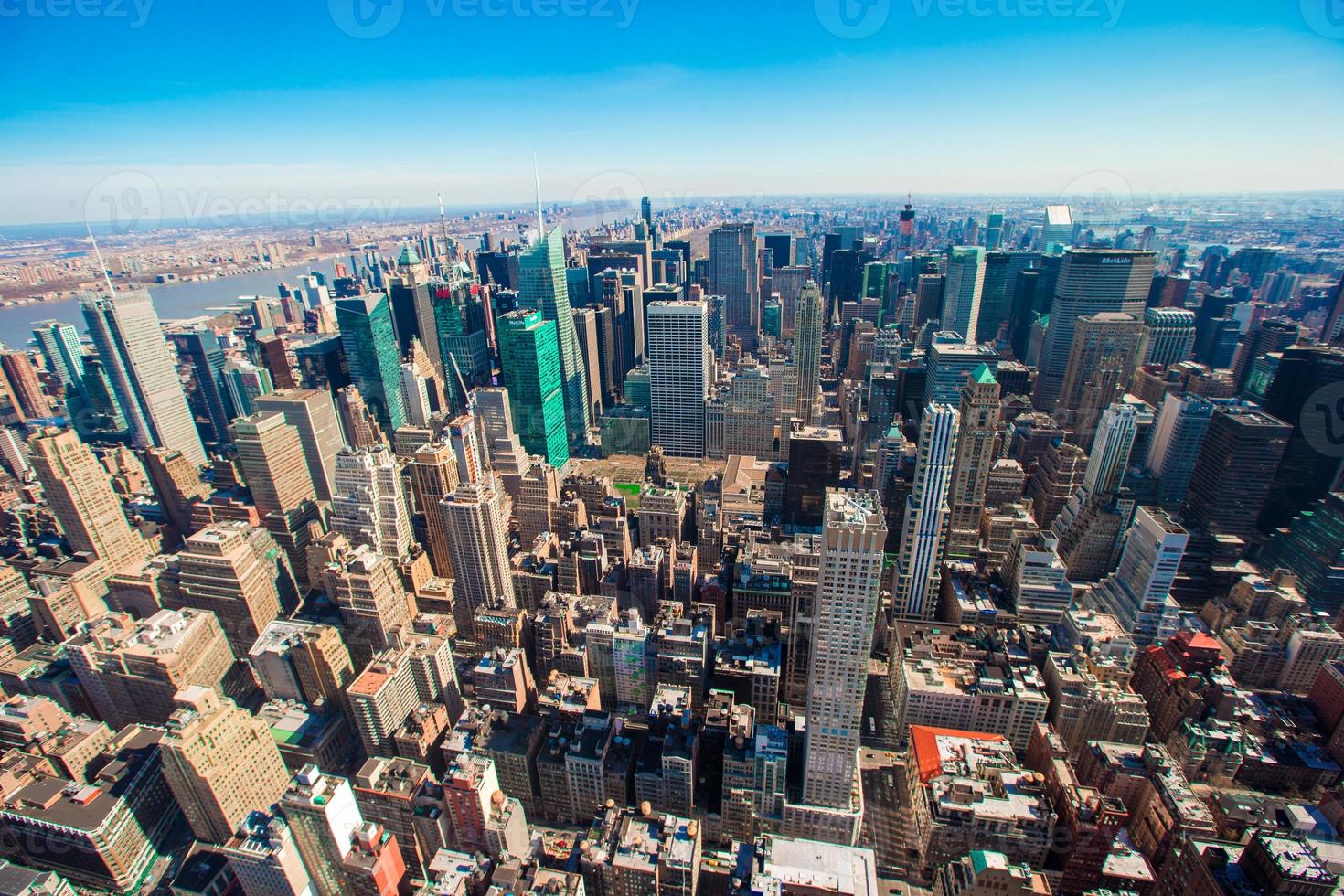 bellissimo nuovo York città orizzonte con urbano grattacieli presto nel il mattina foto