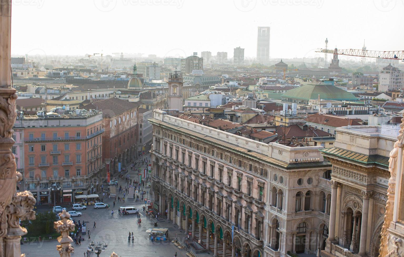 bellissimo Visualizza a partire dal il tetto di duomo Cattedrale, Milano, Italia foto