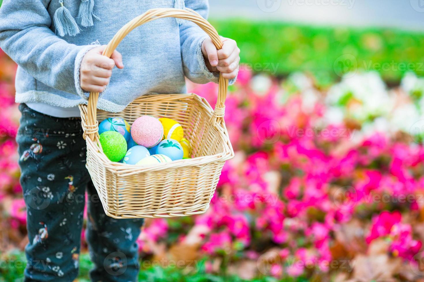 vicino su di colorato Pasqua uova nel un' cestino foto