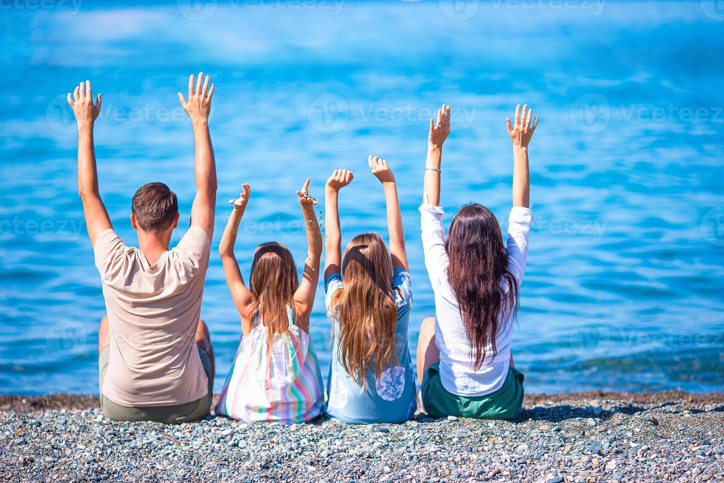 la giovane famiglia in vacanza si diverte molto foto