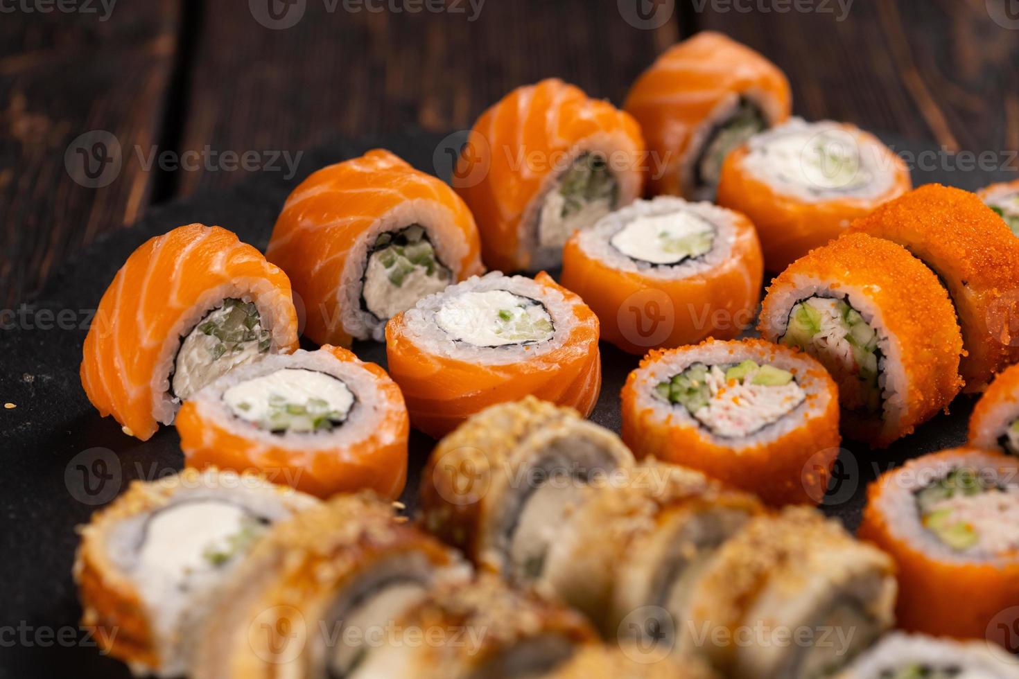 rotoli impostato con pesce gamberetto e caviale Sushi con bastoncini - asiatico cibo e giapponese cucina concetto foto