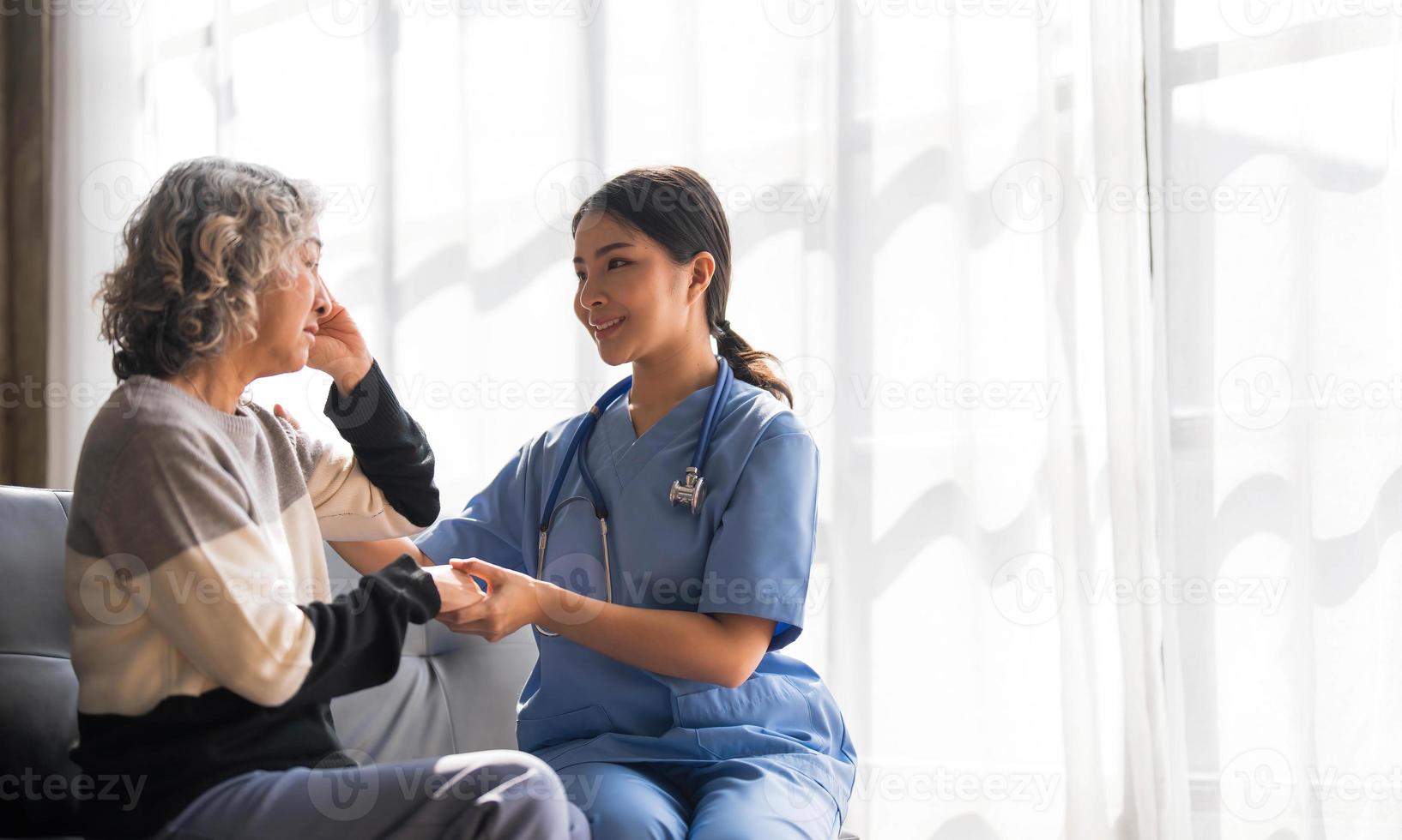 giovane badante porzione anziano donna a passeggio. infermiera assistere sua vecchio donna paziente a assistenza infermieristica casa. anziano donna con a piedi bastone essere aiutato di infermiera a casa. foto