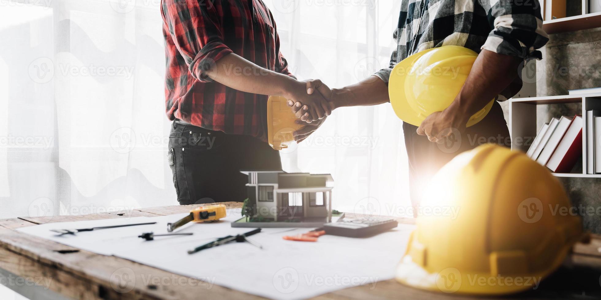 civile ingegnere squadre incontro Lavorando insieme indossare lavoratore caschi elmetto protettivo su costruzione luogo nel moderno città. caposquadra industria progetto manager ingegnere lavoro di squadra. asiatico industria professionale squadra foto