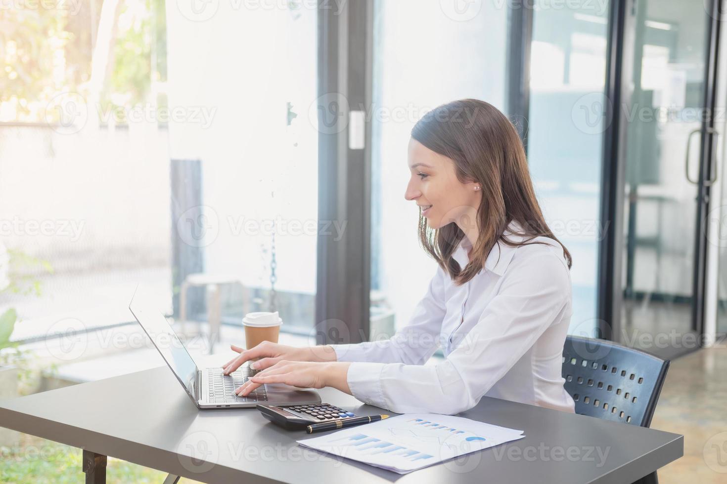 marketing, finanziario, contabilità, pianificazione, attività commerciale donne analizzare azienda risultati e profitti con grafico statistiche. uso un' il computer portatile computer e un' calcolatrice per calcolare il azienda è equilibrio. foto