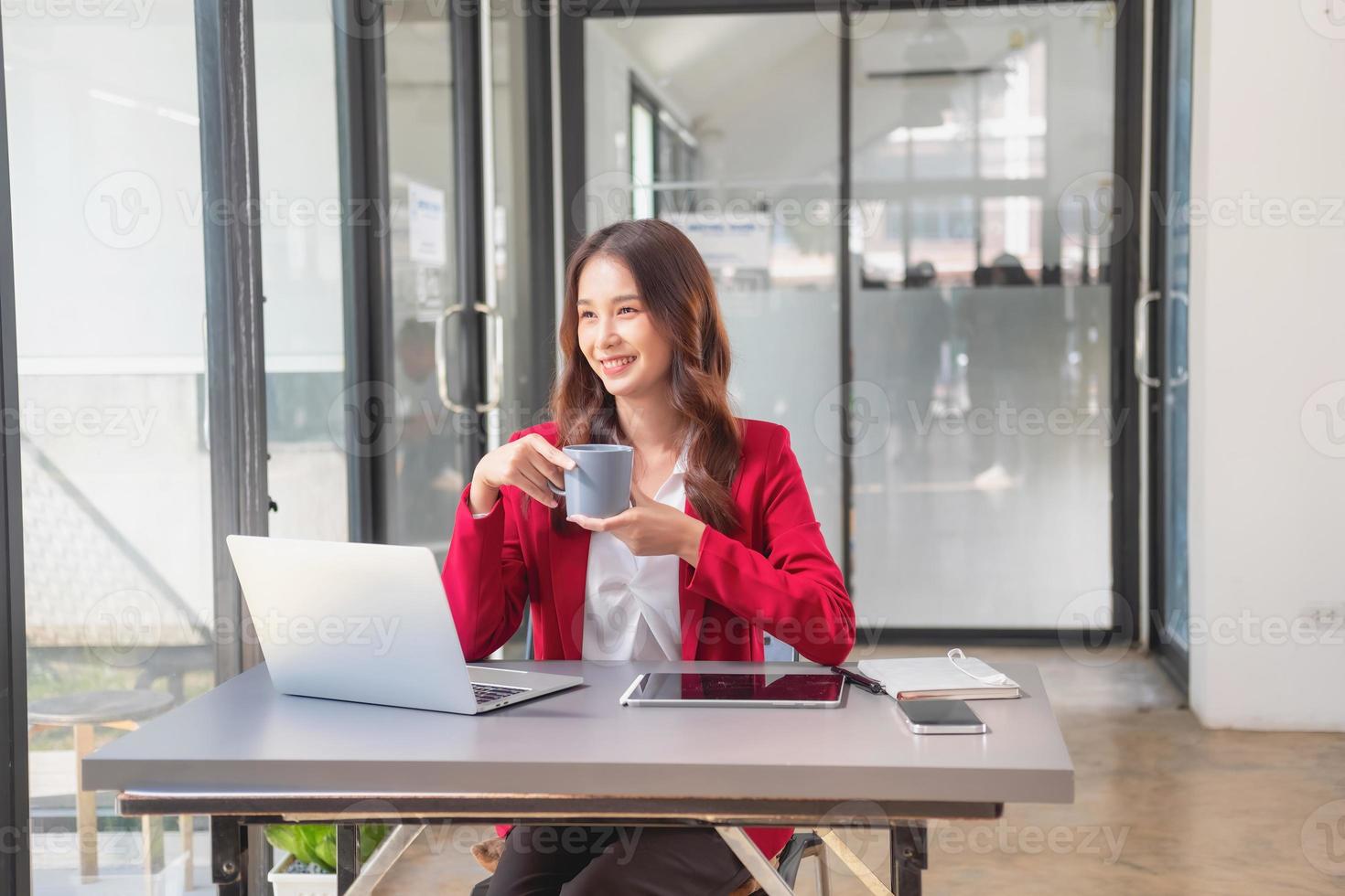 marketing, finanziario, contabilità, pianificazione, attività commerciale donne analizzare azienda risultati e profitti con grafico statistiche. uso un' il computer portatile computer e un' calcolatrice per calcolare il azienda è equilibrio. foto