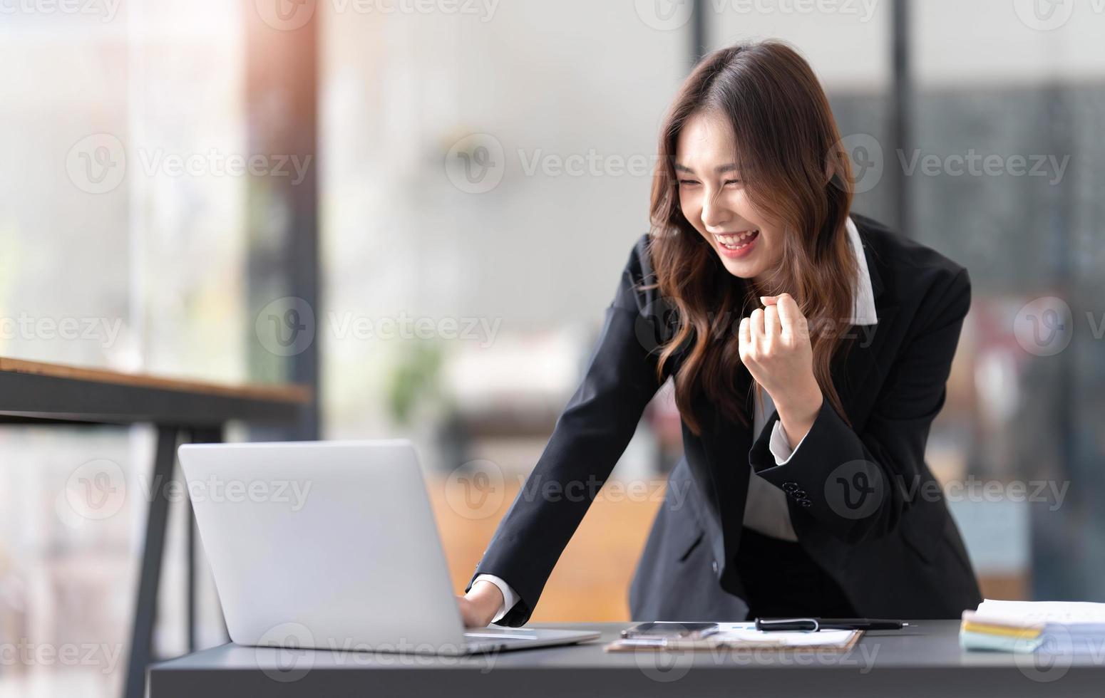 bellissimo asiatico donna utilizzando il computer portatile computer, eccitante e festeggiare con bene notizia di attività commerciale riuscito. piccolo attività commerciale avviare concetto. foto