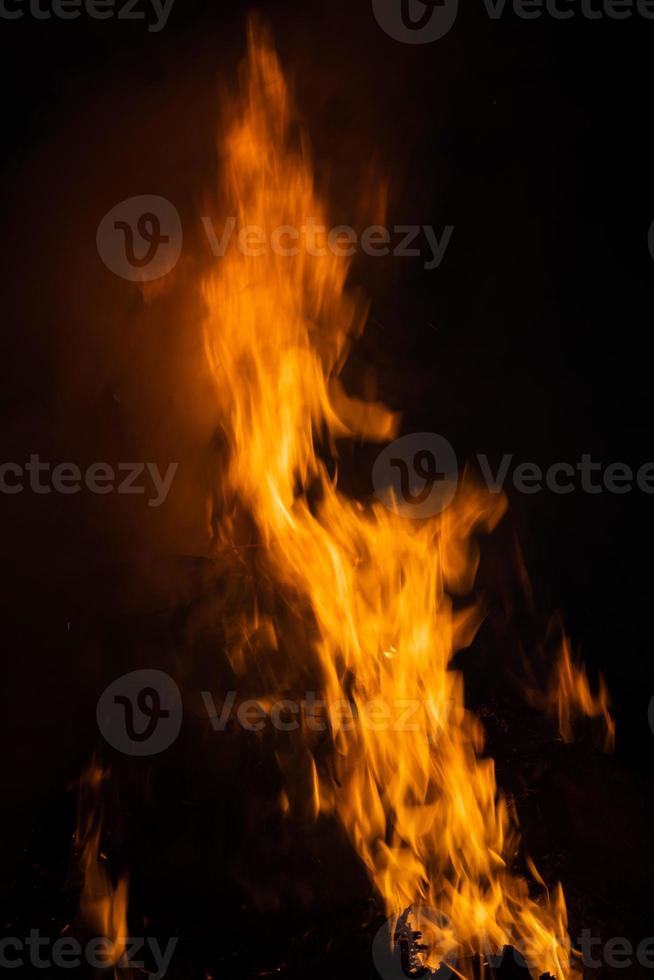 fiamme di fuoco su sfondo nero foto