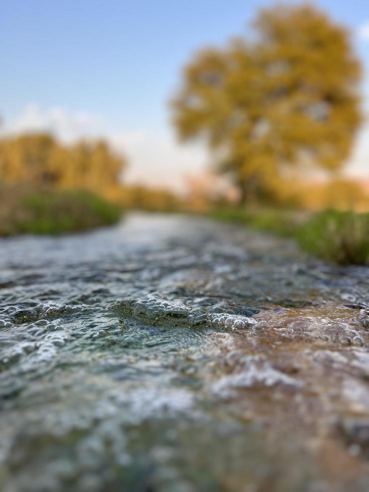 irrigazione acqua flusso a partire dal tubo per canale per agricoltura i campi foto