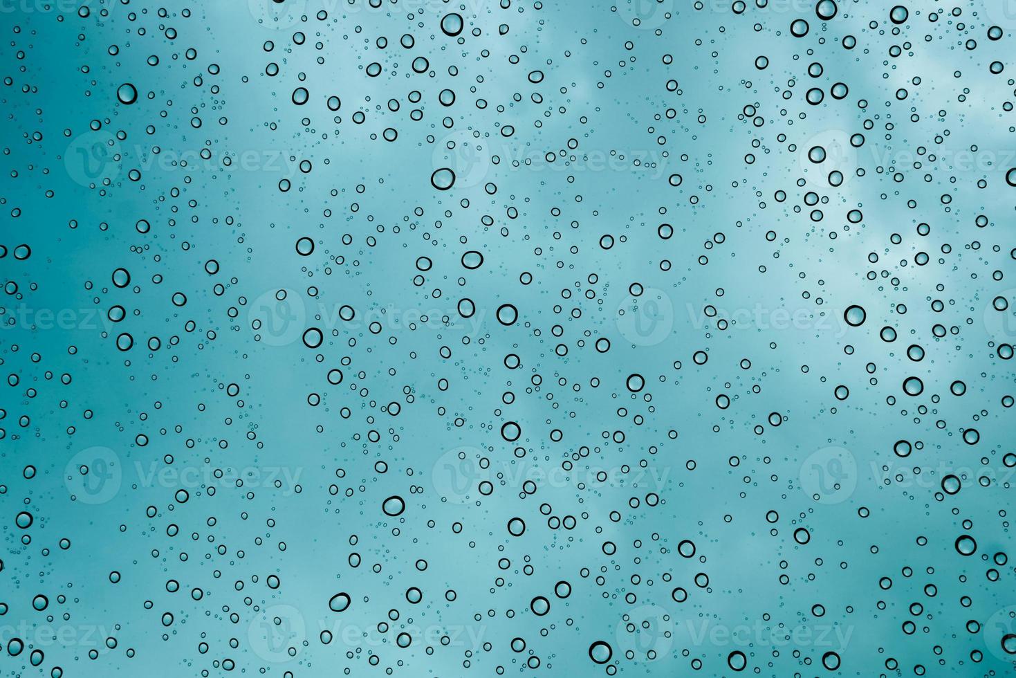 gocce di acqua su il parabrezza di il auto nel pesante pioggia. acqua far cadere sfondo. foto