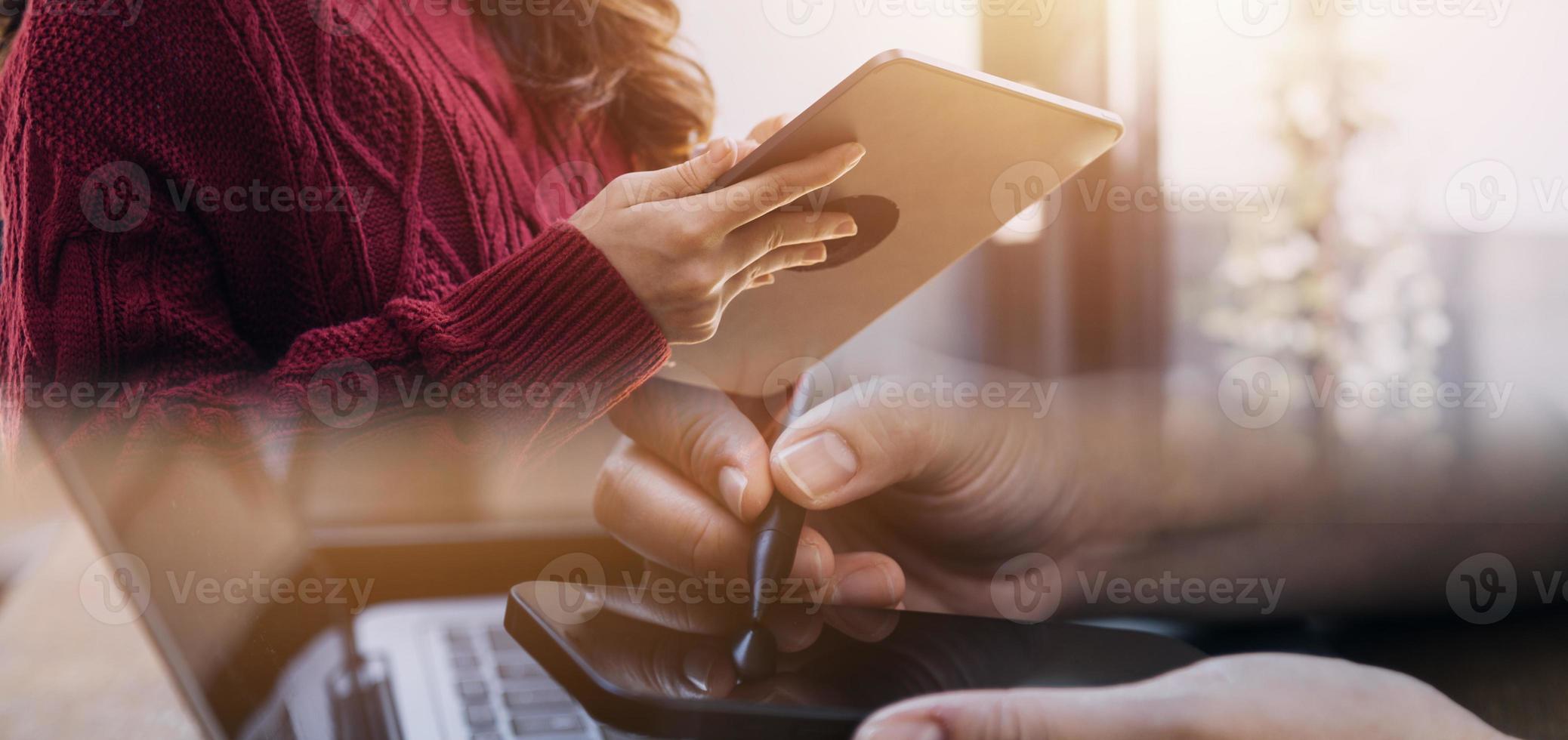 vicino su mani multitasking uomo utilizzando tavoletta, il computer portatile e cellulare collegamento Wi-Fi foto