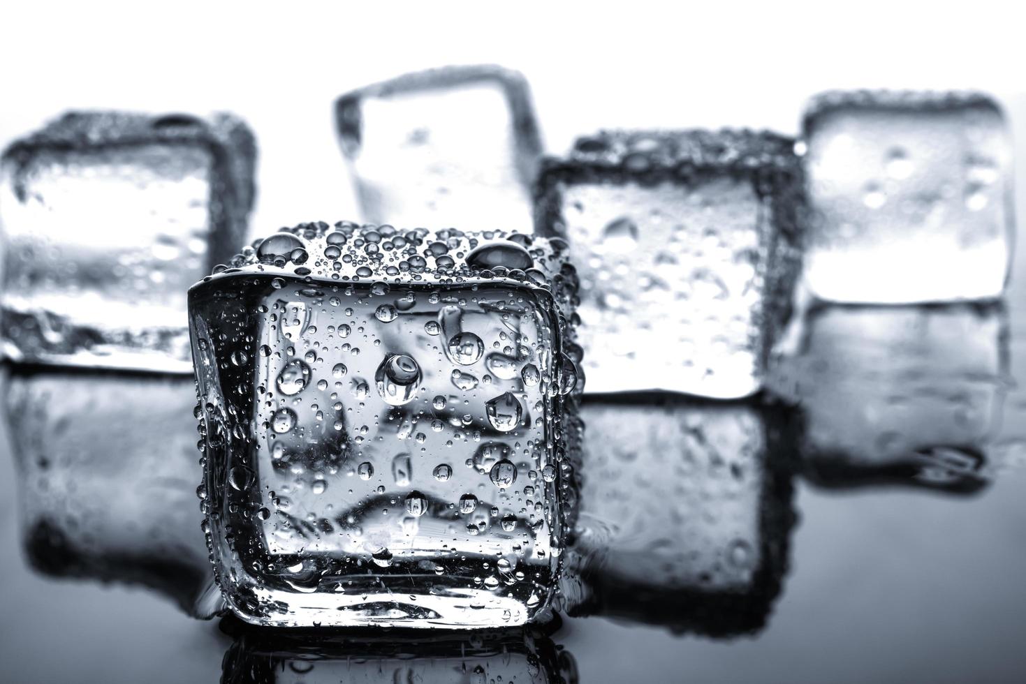 cubetti di ghiaccio con gocce d'acqua foto