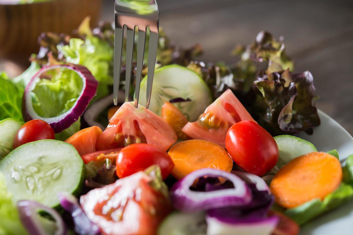 primo piano di insalata di verdure fresche foto