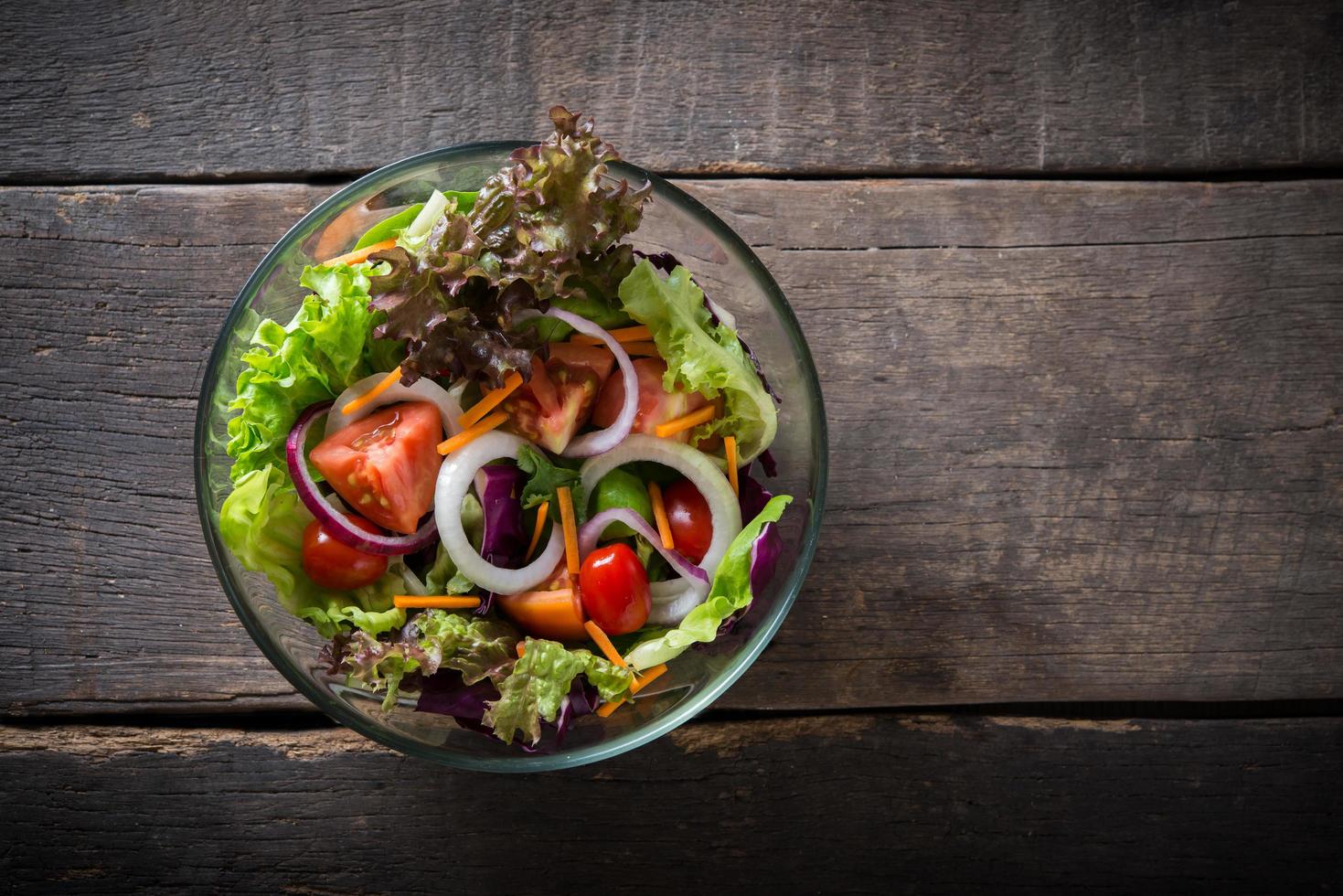 insalata di verdure fresche su fondo in legno foto