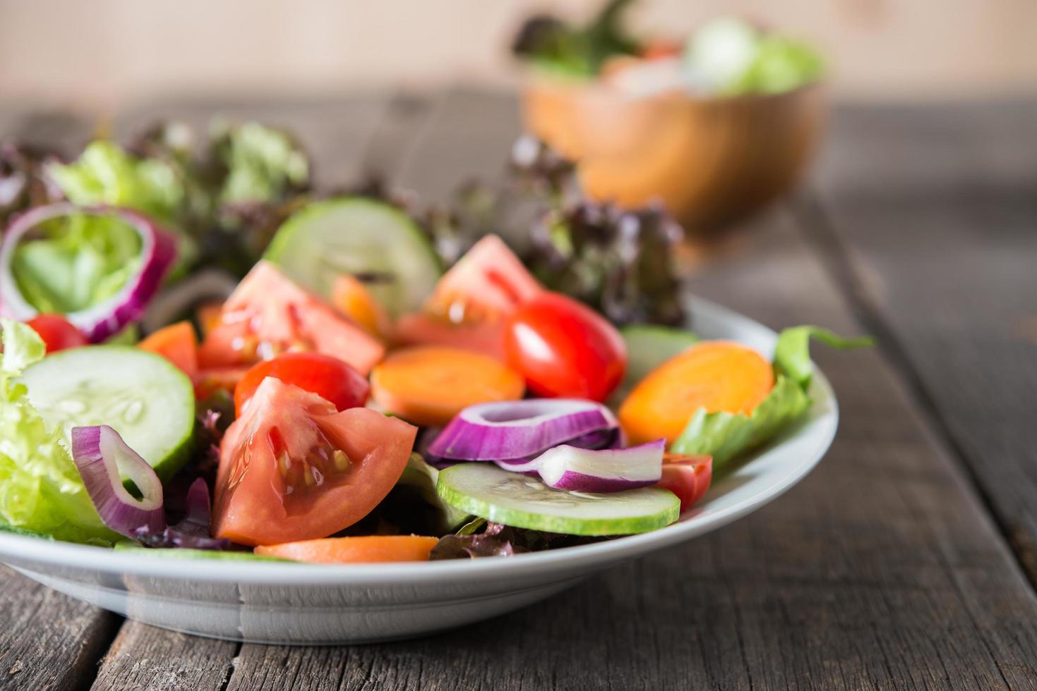 primo piano di insalata di verdure fresche foto