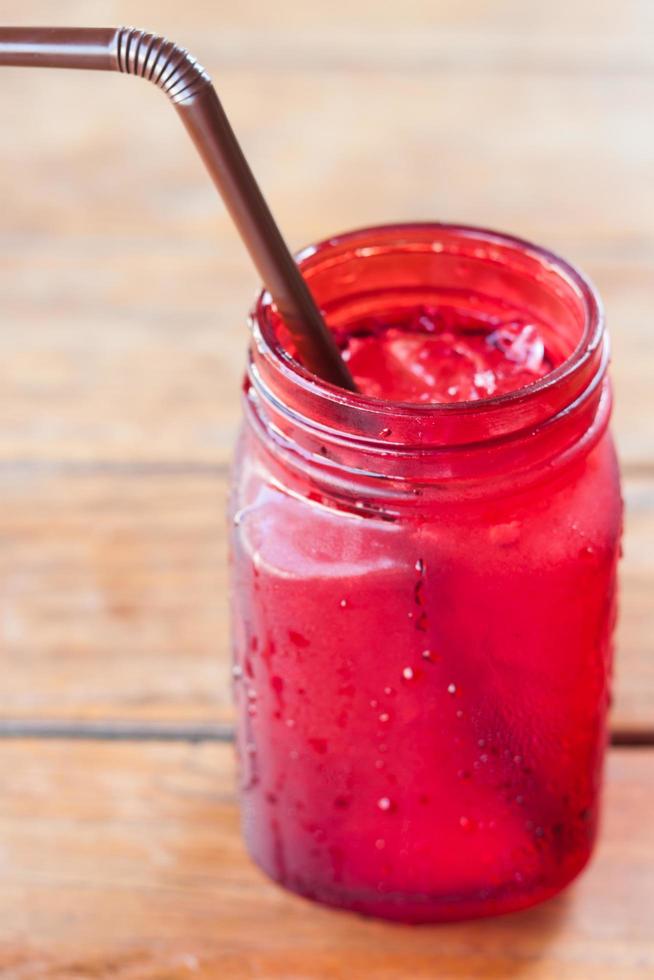 primo piano di un vaso rosso con una cannuccia foto