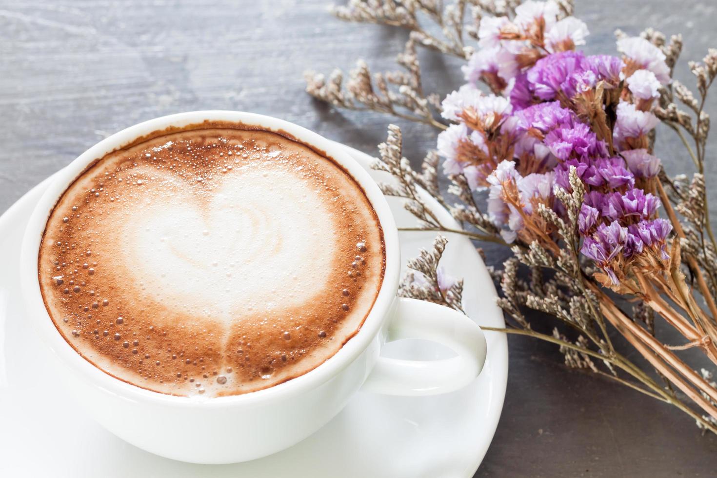 primo piano di un latte e fiori foto