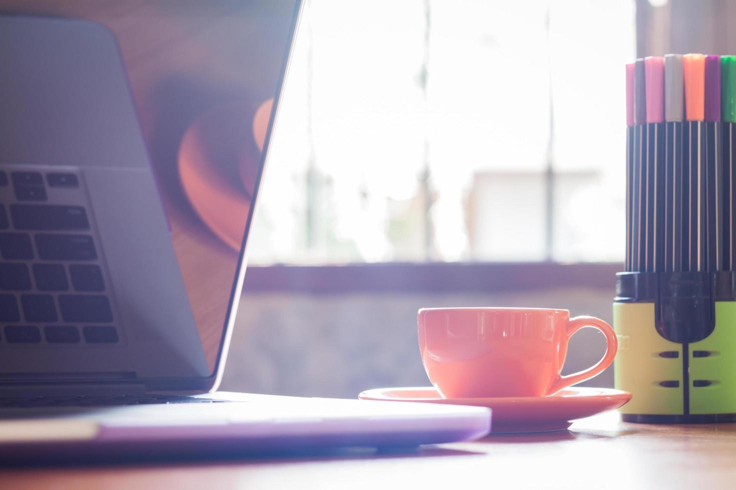 laptop con caffè e penne foto